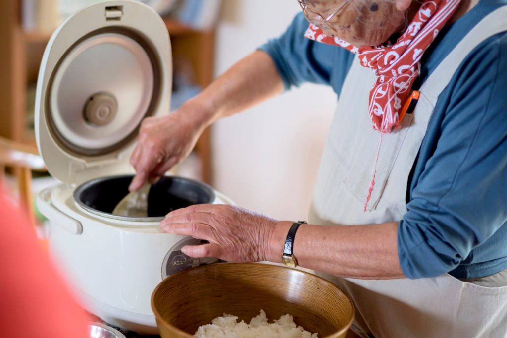 What is a rice cooker and how does it work?